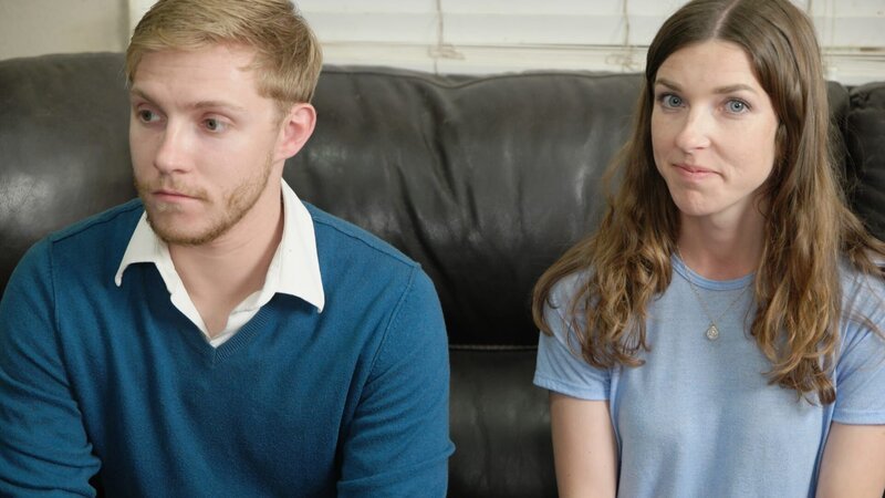 A couple sits on the couch. – Bild: Animal Planet