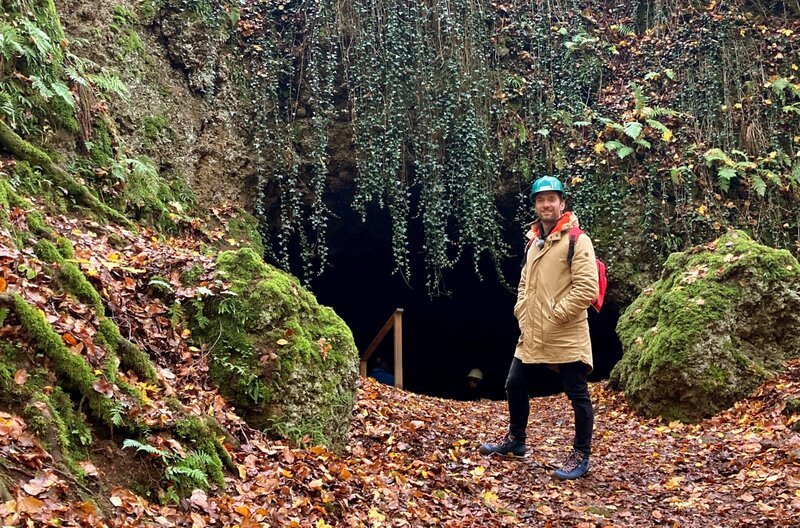 Zu Fuß lässt sich die südliche Eifel am besten erobern: Daniel Aßmann wandert durch herbstlich leuchtende Wälder. – Bild: SWR/​Antje Wunsch-Baumgarten
