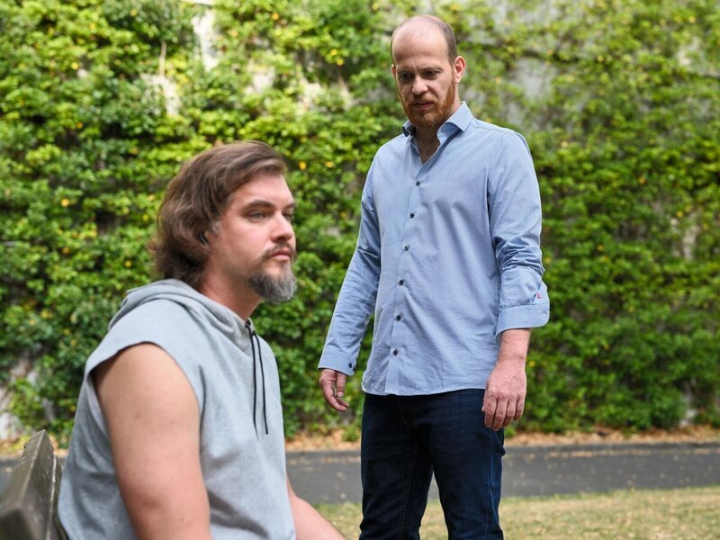 Tobias (Patrick Müller, r.) kommt ein ungeheuerlicher Verdacht, als David (Diego Carlos Seyfarth) von Stinker gestellt wird. – Bild: RTL