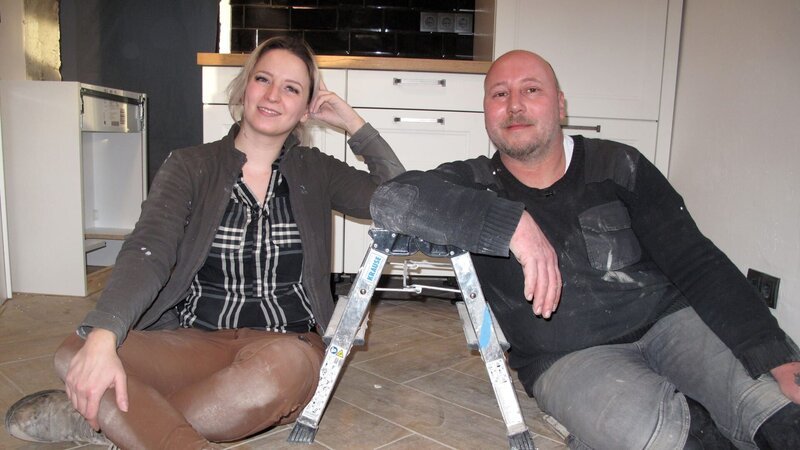 105.000 Euro hat Mandy für ihren Friesen-Haus-Traum gezahlt. Für ihre große Liebe Stefan will sie umsiedeln. Doch das Schnäppchenhaus entpuppt sich schon bald als Alptraum, denn die beiden Bauherren haben mit Wasser zu kämpfen. – Bild: RTLZWEI, Imago TV Film- und Fern