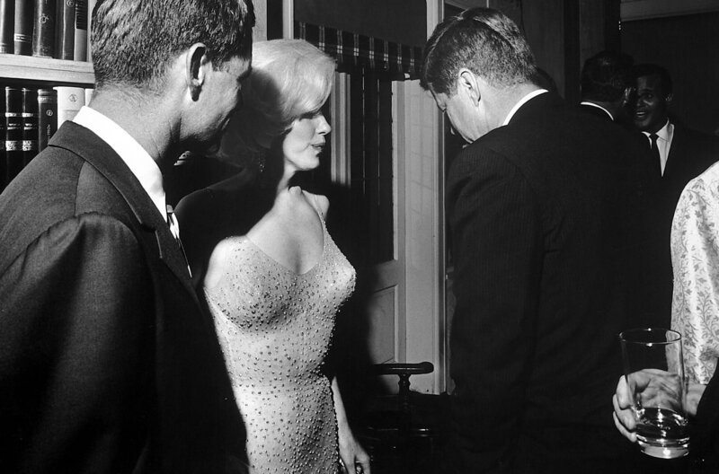 Robert Kennedy, Marilyn Monroe und John F. Kennedy, 1962. – Bild: SWR/​Cecil Stoughton. White House Photographs. John F. Kennedy Presidential Library and Museum, Boston /​ LOOKSfilm