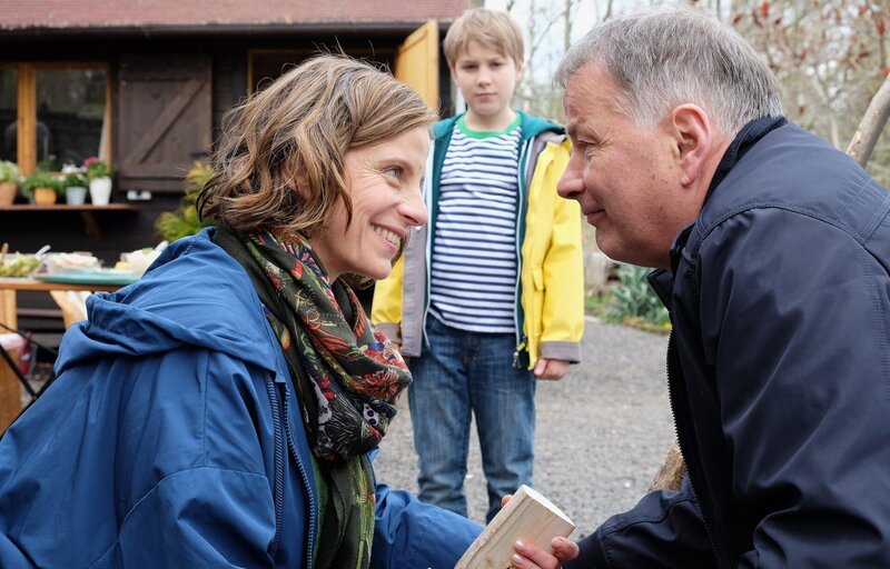 (v.l.n.r.) Katja Brückner (Julia Jäger); Hanno (Kasimir Brause); Dr. Roland Heilmann (Thomas Rühmann) – Bild: MDR /​ Sebastian Kiss