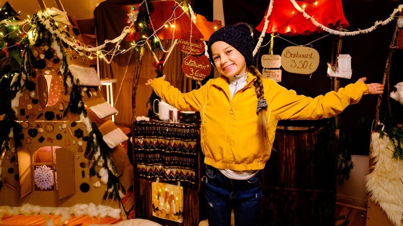 Martha (Úna Lir) präsentiert ihre Weihnachtsüberraschung im neuen Zuhause. – Bild: GORDON MUEHLE