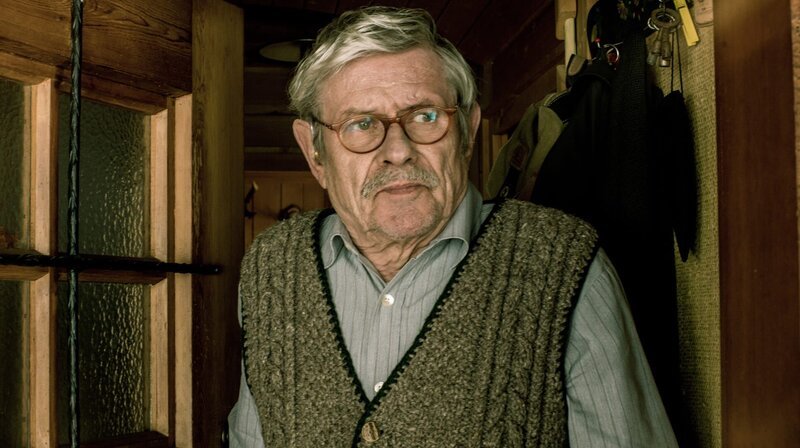 Gassner (Tilo Nest) hat ein Geheimnis. – Bild: ARD Degeto/​Roland Suso Richter