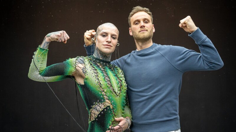 Leon Windscheid (r.) mit Model und Influencerin Avi Jakobs (l.) bei einem Gespräch zu Stereotypen und Rollenbildern – Bild: Marius Fuchtmann