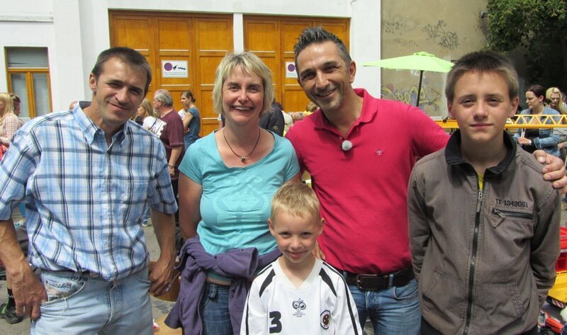 Trödelprofi Mauro Corradino (2.v.re.)macht sich auf den Weg nach Hademstorf in Niedersachsen. Der Verkaufsexperte merkt schnell, dass seine Hilfe dringend gebraucht wird. Mauro muss Maik (li.) davon überzeugen, sich endlich von seinen Sachen zu trennen.TrĂ¶delprofi Mauro Corradino (2.v.re.)macht sich auf den Weg nach Hademstorf in Niedersachsen. Der Verkaufsexperte merkt schnell, dass seine Hilfe dringend gebraucht wird. Mauro muss Maik (li.) davon ĂĽberzeugen, sich endlich von seinen Sachen zu trennen. – Bild: RTL Zwei