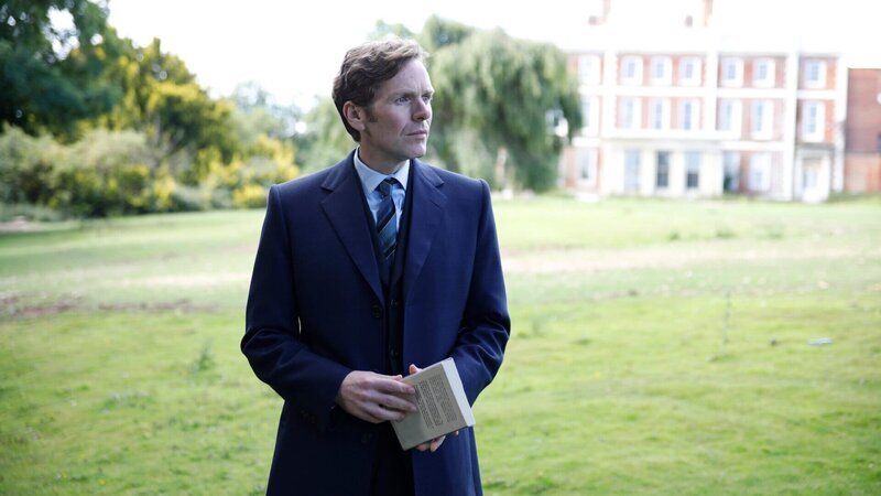Inspektor Morse (Shaun Evans) hat die Vermutung, dass ein Buchcover versteckte Hinweise zu einem Mord enthält, der sich vor langer Zeit ereignete und bislang ungelöst blieb. Muss der Fall neu aufgerollt werden? – Bild: Jonathan Ford