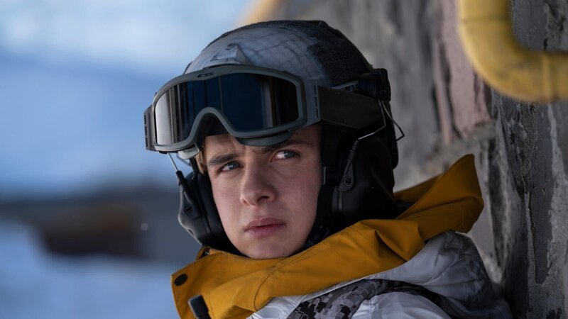 Alex Rider (Otto Farrant) lässt seine Verfolger in dem Glauben, dass er tot ist. In Wahrheit schmiedet er mit dem Geheimdienst einen Plan, die Eliteschule zu stürmen. – Bild: Honorarfrei