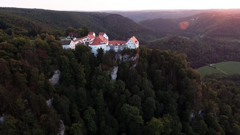 Burg Wildenstein ist heute eine Jugendherberge. Ihr Bauherr stattete die Burg mit allerlei Sicherheitsmaßnahmen aus – wie mit einem Fluchttunnel, auf Burgen eher selten. – Bild: ZDF und Lars Böhnke