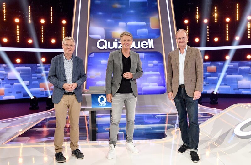 Moderator Jörg Pilawa mit den Kandidaten des Teams „Wetter“: Sven Plöger und Dr. Günther Tiersch, beide Meteorologen. – Bild: ARD/​Uwe Ernst