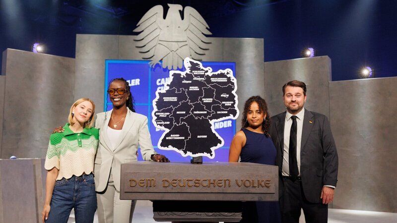 Anna Dushime (2.v.l.) und Schlecky Silberstein (r.) begrüßen Unternehmerin und Influencerin Diana zur Löwen (l.) und Politikerin Sarah-Lee Heinrich (2.v.r.) beim Browser Ballett Heimatquiz. – Bild: Honorarfrei – nur für diese Sendung inkl. SocialMedia bei Nennung ZDF und Frédéric Batier.