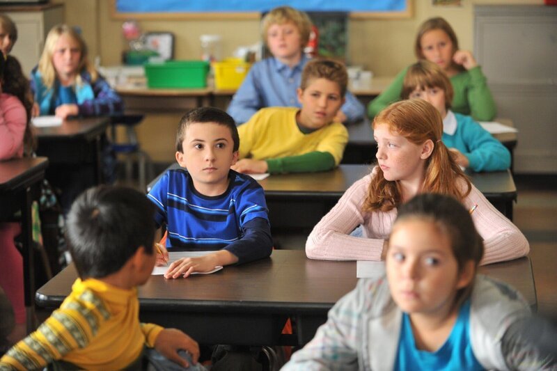 Brick (Atticus Shaffer, l.) ist schockiert, als sein Onkel Rusty plötzlich in der Schule auftaucht. Er hatte ihn zwar zu einem Schulbesuch eingeladen, doch an einem ganz anderen Tag. In der Zwischenzeit muss Frankie ihrer Tochter beibringen, dass diese aus einem Musical geflogen ist … – Bild: HBOH