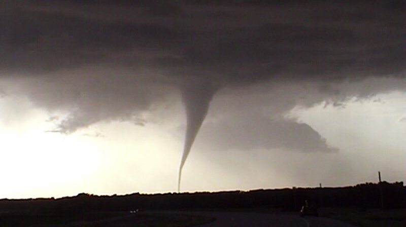 Die Erderwärmung schreitet gnadenlos voran, mit gravierenden Folgen für unseren Planeten. Klimawandel: Extremwettereignisse wie Tornados, Orkane und Starkregen häufen sich. – Bild: SWR/​ZDF