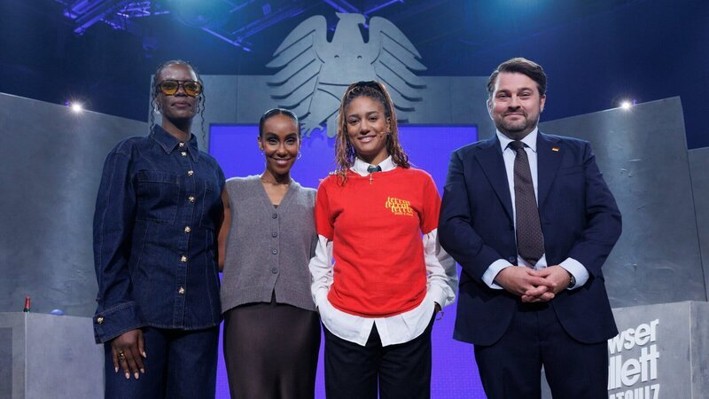 Anna Dushime und Schlecky Silberstein begrüßen Moderatorin Hadnet Tesfai und Musikerin und Schauspielerin Lary beim „Browser Ballett Heimatquiz“. – Bild: Frédéric Batier