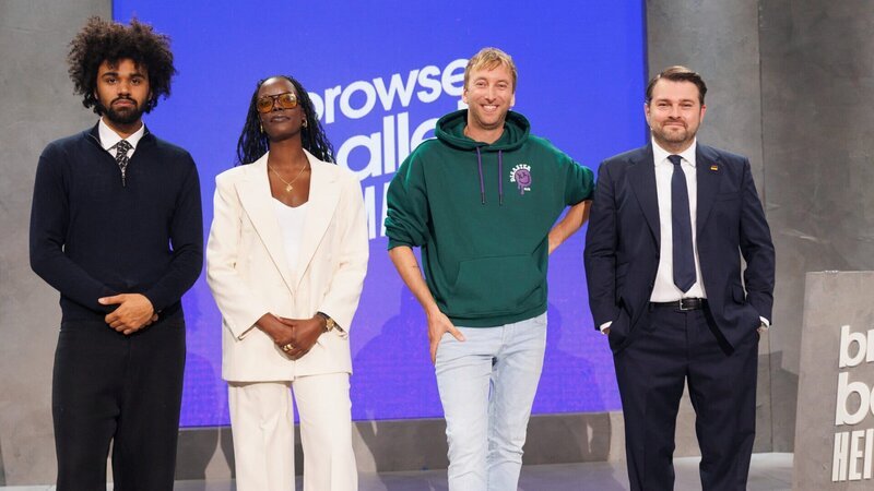 Anna Dushime (2.v.l.) und Schlecky Silberstein (r.) begrüßen Schauspieler Langston Uibel (l.), sowie Comedian und Schauspieler Torge Oelrich aka Freshtorge (2.v.r.) beim „Browser Ballett Heimatquiz“. – Bild: David Lee