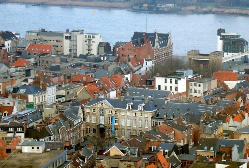 Blick auf die Stadt Antwerpen an der Schelde. Bereits im 16. Jahrhundert war Antwerpen eine wohlhabende, wirtschaftlich florierende Stadt. – Bild: SWR/​Horst Brandenburg