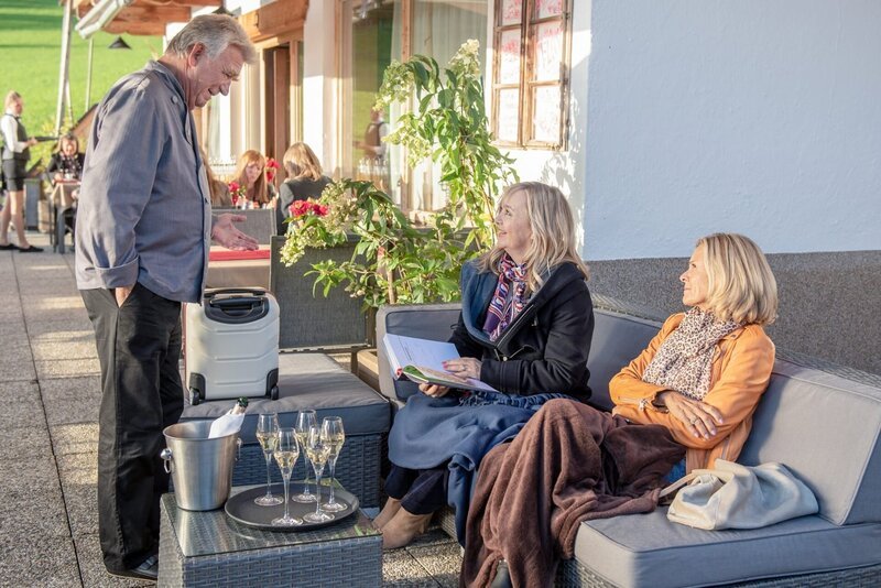 (v.li.): Hannes Kofler (Heinz Marecek), Carolin Schönberg (Pamela Knaack), Gräfin Schönberg (Andrea L’Arronge). – Bild: ORF/​Gebhardt Productions/​Stefanie Leo