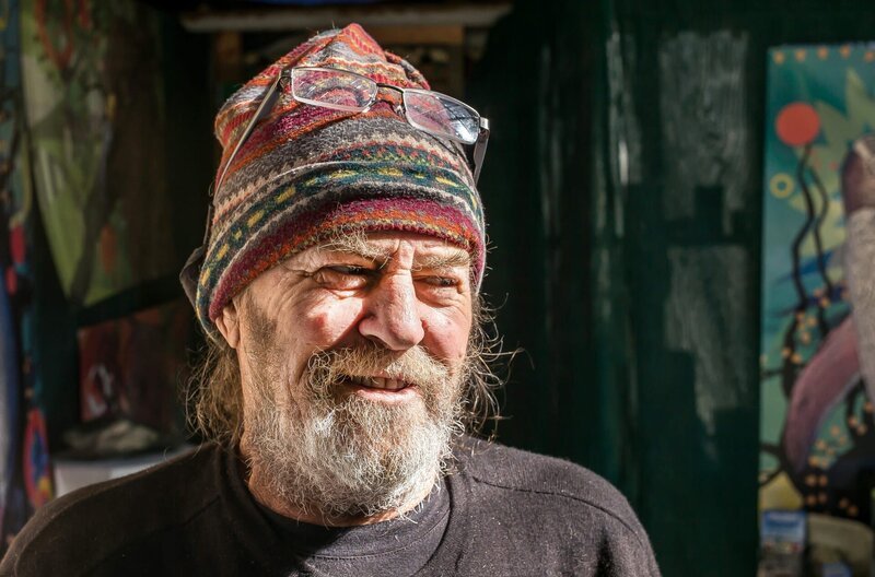 Er ist einer von 380 auf Stewart Island – Dave Goodin. Am Strand von Oban, direkt am Wasser liegt seine Werkstatt. Hier schleift und poliert er, hier sägt und graviert er. – Bild: MDR/​Thomas Junker