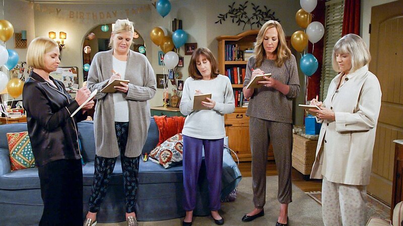 (v.li.): Jaime Pressly (Jill), Kristen Johnston (Tammy), Beth Hall (Wendy), Allison Janney (Bonnie), Mimi Kennedy (Marjorie). – Bild: ORF/​Tele-München/​Warner/​CBS