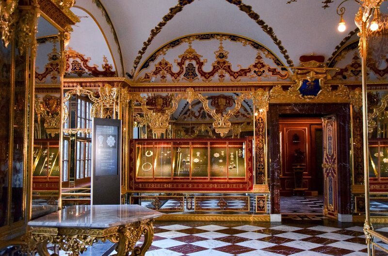 Juwelenzimmer im Historischen Grünen Gewölbe; MDR FERNSEHEN DIE BEUTE DER REMMOS, „Auf der Spur der Juwelen aus dem Grünen Gewölbe Dresden“, am Mittwoch (20.11.24) um 20:45 Uhr. Juwelenzimmer im Historischen Grünen Gewölbe © MDR/​Heike Römer-Menschel, honorarfrei – Verwendung gemäß der AGB im engen inhaltlichen, redaktionellen Zusammenhang mit genannter MDR-Sendung bei Nennung „Bild: MDR/​Heike Römer-Menschel“ (S2+). MDR/​HA Kommunikation, 04360 Leipzig, Tel: (0341) 300 6477 oder – 6463 – Bild: MDR/​Heike Römer-Menschel