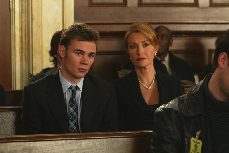 Aiden Connor (Patrick Flueger, li.) und Debra Connor (Jane Seymour, re.) bei der Gerichtsverhandlung … – Bild: Universal Network Television, LLC