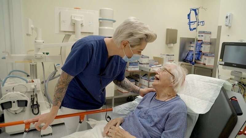 Doc Caro (l.), Patientin Frau Zajic – Bild: RTL