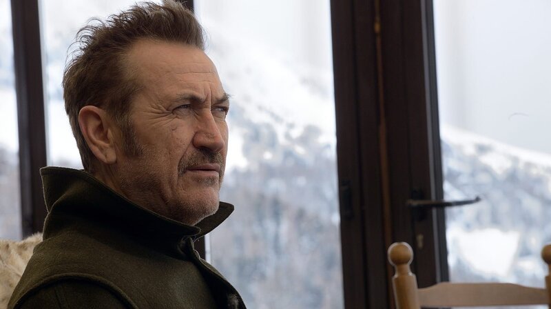 Rocco (Marco Giallini) im luxuriösen Chalet der Witwe des Ermordeten. – Bild: BR/​ARD Degeto