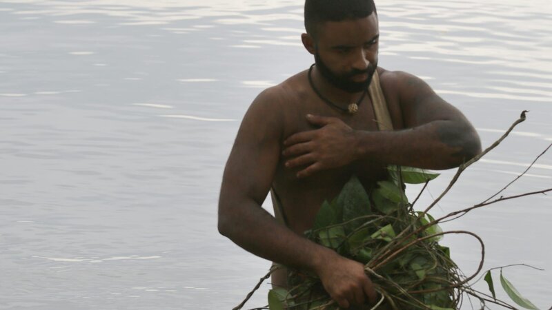 Max in the river building fish basket. – Bild: Discovery Communications