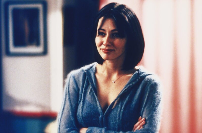 Prue (Shannen Doherty) belehrt ihre Schwestern. – Bild: 2019 CBS Studios Inc. All Rights Reserved. Lizenzbild frei