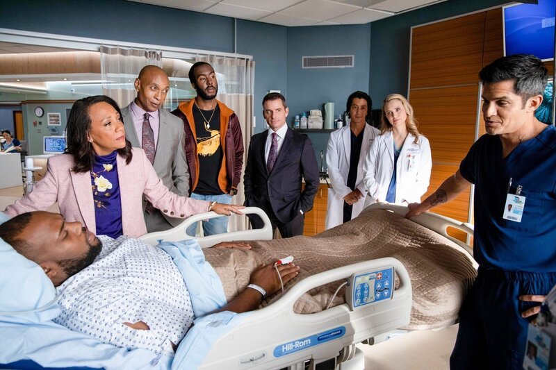 (v.li.): James Earl (Art Kalman), Liza Huget (Art’s Mutter), Peter Bryant (Art’s Doktor), Xander Hall (Ray Kalman), Benjamin Wilkinson (Ben Hanks), Will Yun Lee (Dr. Alex Park), Fiona Gubelmann (Dr. Morgan Reznick), Nicholas Gonzalez (Dr. Neil Melendez). – Bild: ORF/​Sony Pictures/​ABC/​Jack Rowand