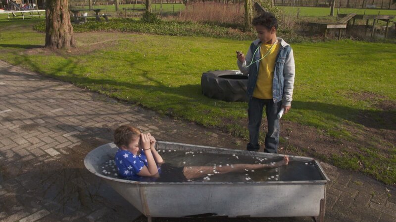 Lina und Jamey machen den ultimativen Kältetest. – Bild: NDR/​NTR/​Ketnet