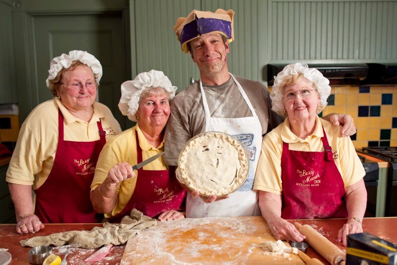 august 26th 2010, Rockland Maine. (L-R Anne Mannheim, Alice Taylor, Mike Rowe and Janet LaPosta) Mike Rowe visits the Berry Manor Inn located in Rockland Maine, Mike and the three „pie ladies“ work in the kitchen making blueberry pies at the Berry Manor Inn. – Bild: Discovery Communications, Inc.