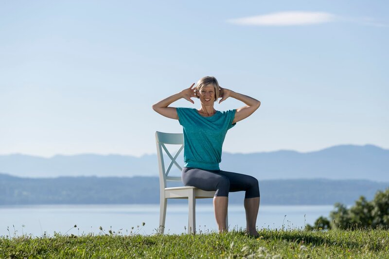 Beckenbodentraining mit Gabi Fastner. – Bild: Michael Mayer /​ BR, Christina Stückl GmbH