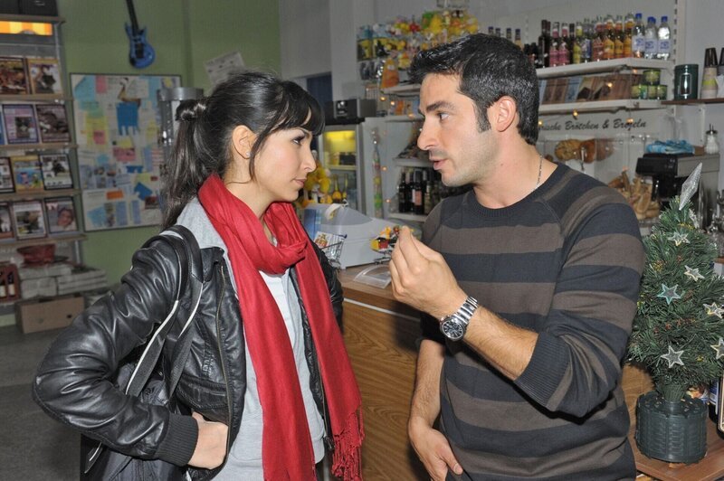 Tayfun (Tayfun Baydar) versichert der skeptischen Ayla (Sila Sahin), dass er mit seiner Drogenvergangenheit abgeschlossen hat. – Bild: Foto: RTL /​ Rolf Baumgartner