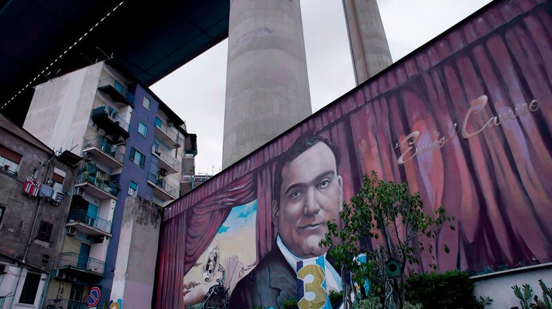 Piazza Ottocalli – das Caruso Mural. – Bild: HR/​Patrick Waldmann