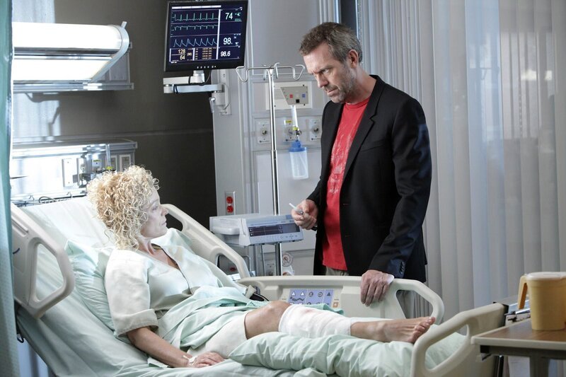 Als Alice Tanner (Amy Irving) sich nach ihrem missglückten Suizidversuch nicht weiter behandeln lassen will, weckt dies House’ (Hugh Laurie) Interesse. – Bild: Universal Network Television LLC