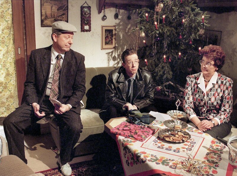 „Alle Jahre wieder“ ist Stress angesagt. Das Fest der Harmonie naht, und damit hat Familie Becker so ihre Probleme. v.l.: Heinz Becker (Gerd Dudenhöffer), Sohn Stefan (Gregor Weber), Mutter Hilde (Alice Hoffmann). – Bild: ARD; WDR/​Hohl