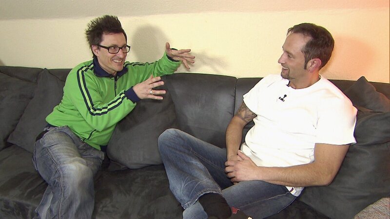 Conny Dachs (li.) ist mit seinen 49 Jahren Deutschlands erfahrenster Erotikdarsteller, seit rund 18 Jahren steht er vor den Kameras. Jetzt nimmt er den 37-jährigen Heiko (re.) unter seine Fittiche und gibt ihm wichtige Tipps für seinen Weg ins Erotikbusiness. – Bild: RTL II