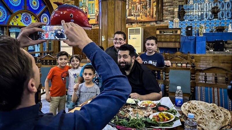 Geschichten erzählen hat im Orient eine lange Tradition. So ist der irakische Comedian Ali Fadel gleichermaßen bei Jung und Alt beliebt. – Bild: Julius Hofstädter /​ ZDF