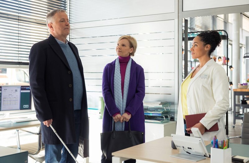 Als Dr. Kathrin Globisch (Andrea Kathrin Loewig, mi.) und Dr. Roland Heilmann (Thomas Rühmann, li.) gemeinsam ins Ärztezimmer kommen, treffen sie auf die neue Chefärztin der Notaufnahme Dr. Lucia Böhm (Vanessa Rottenburg, re.). – Bild: MDR/​Rudolf Wernicke