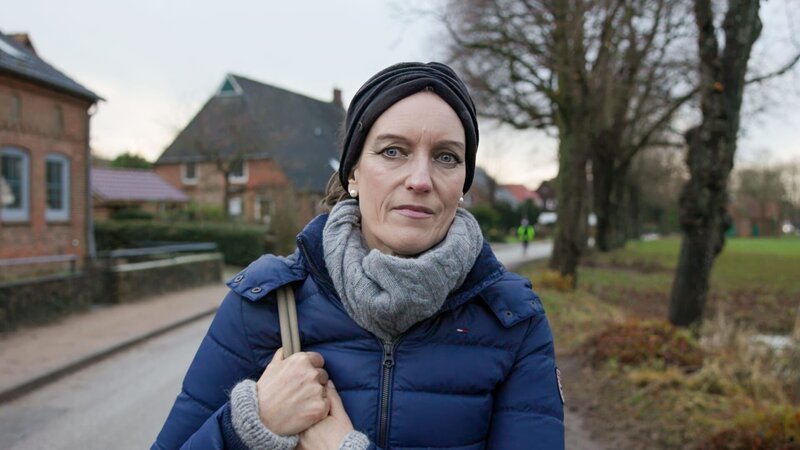 Regina (59) aus Kiel hat als Krankenschwester gearbeitet. Dann wird die dreifache Mutter krank und schließlich wohnungslos. – Bild: Marc Francke /​ ZDF