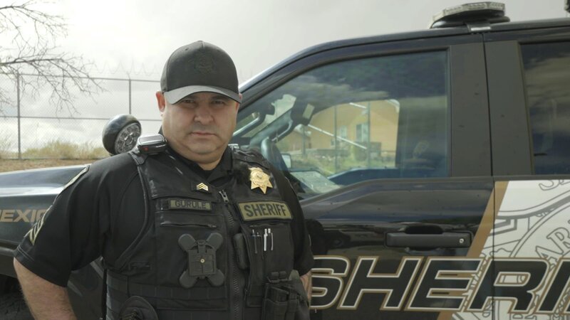 Deputy Sheriff Leopoldo Gurule – Bild: Warner Bros. Discovery