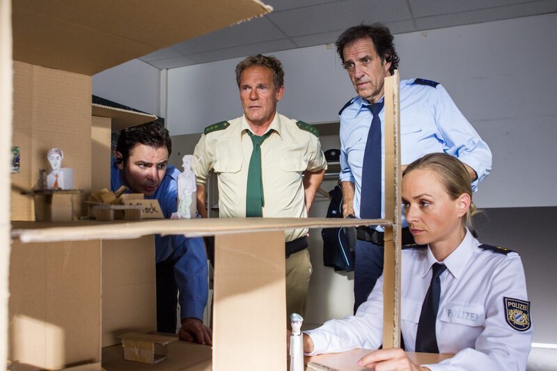v.li.: Martin Riedl (Paul Sedlmeir), Franz Hubert (Christian Tramitz), Johannes Staller (Helmfried von Lüttichau), Sonja Wirth (Annett Fleischer) – Bild: Leonine /​ Chris Hirschhäuser