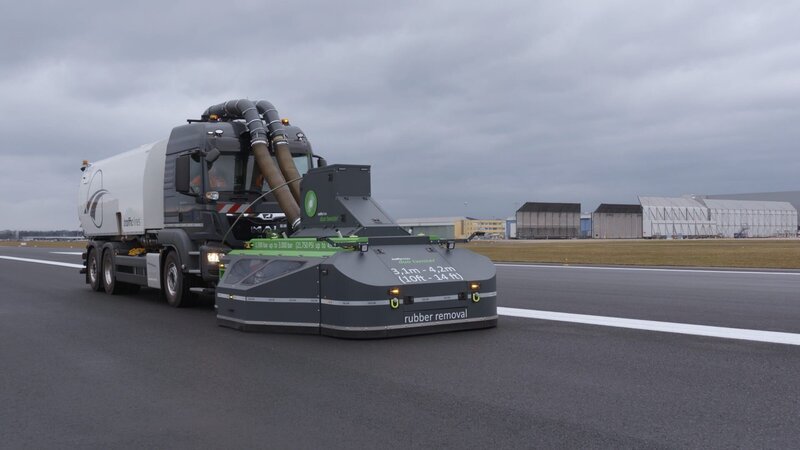 Der Riesenstaubsauger „Big Boy“ befreit die Landbahn vom Gummiabrieb. – Bild: WeltN24 GmbH/​Like a Shot Entertainment Limited