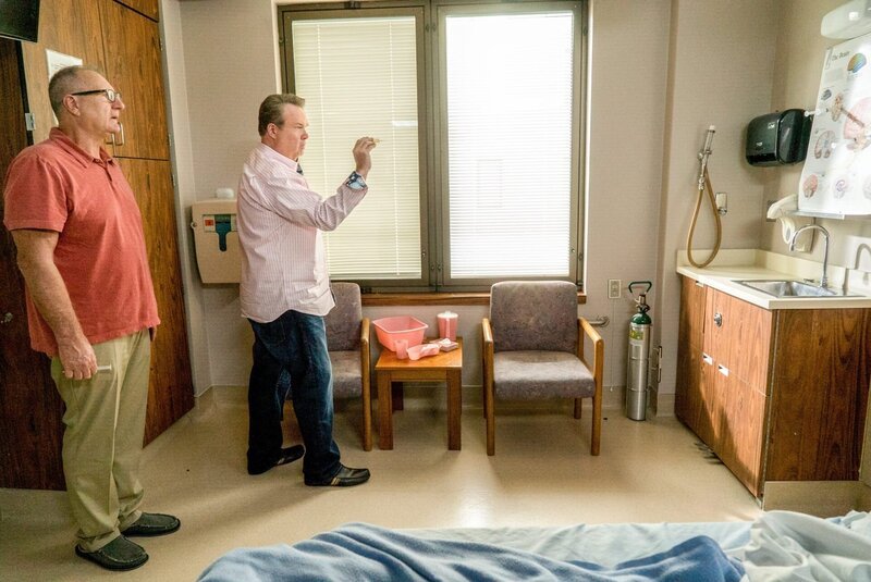 L-R: Jay Pritchett (Ed O’Neill) und Cameron Tucker (Eric Stonestreet) – Bild: ORF/​20th Century Fox