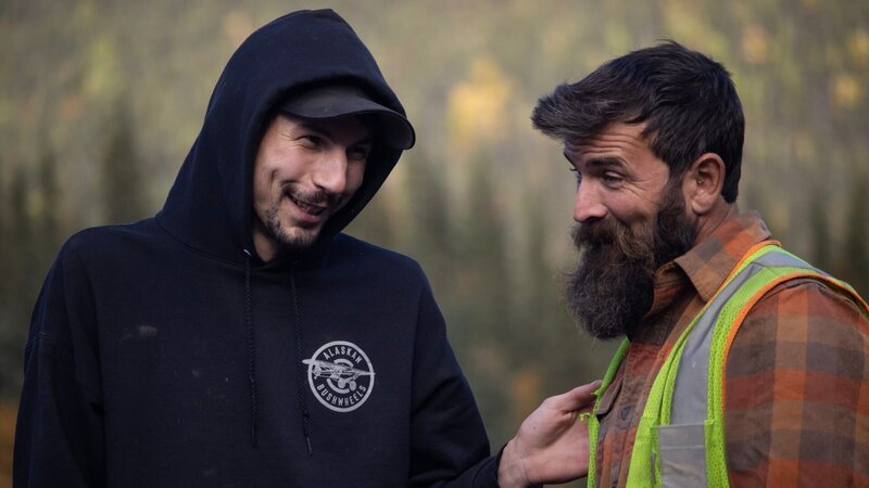 L-R: Parker Schnabel und Fred Lewis – Bild: Warner Bros. Discovery, Inc. or its subsidiaries and affiliates