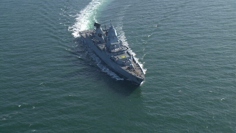 Militärisches Marineschiff. – Bild: Warner Bros. Discovery