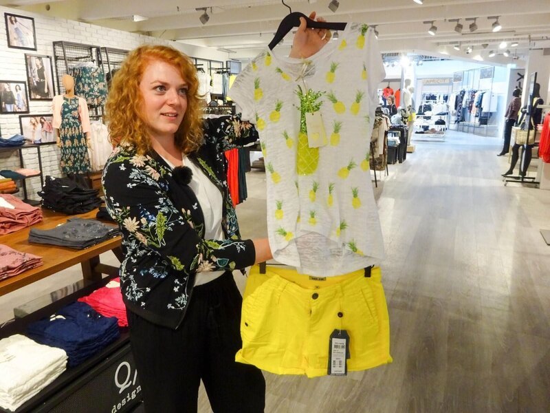 Annelie sucht das passende Outfit im Tropical Look. – Bild: Foto: RTL /​ Constantin Ent.