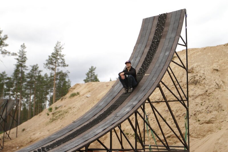 Daniel Bodin is on the ramp he used for his snowmobile double backflip. – Bild: Science Channel /​ Discovery Communications