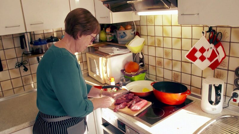 Oma Erika Staiber kocht in ihrer Küche. – Bild: SWR